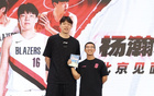 翻译：杨瀚森生日我送他英语书学习，一赛季过去连塑封都没拆